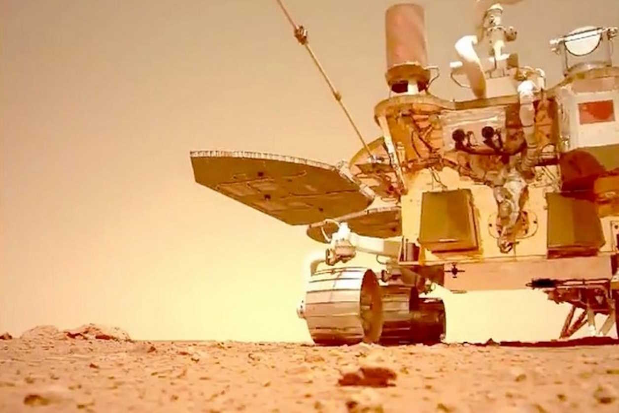 Rover Zhurong explorando la superficie de Marte